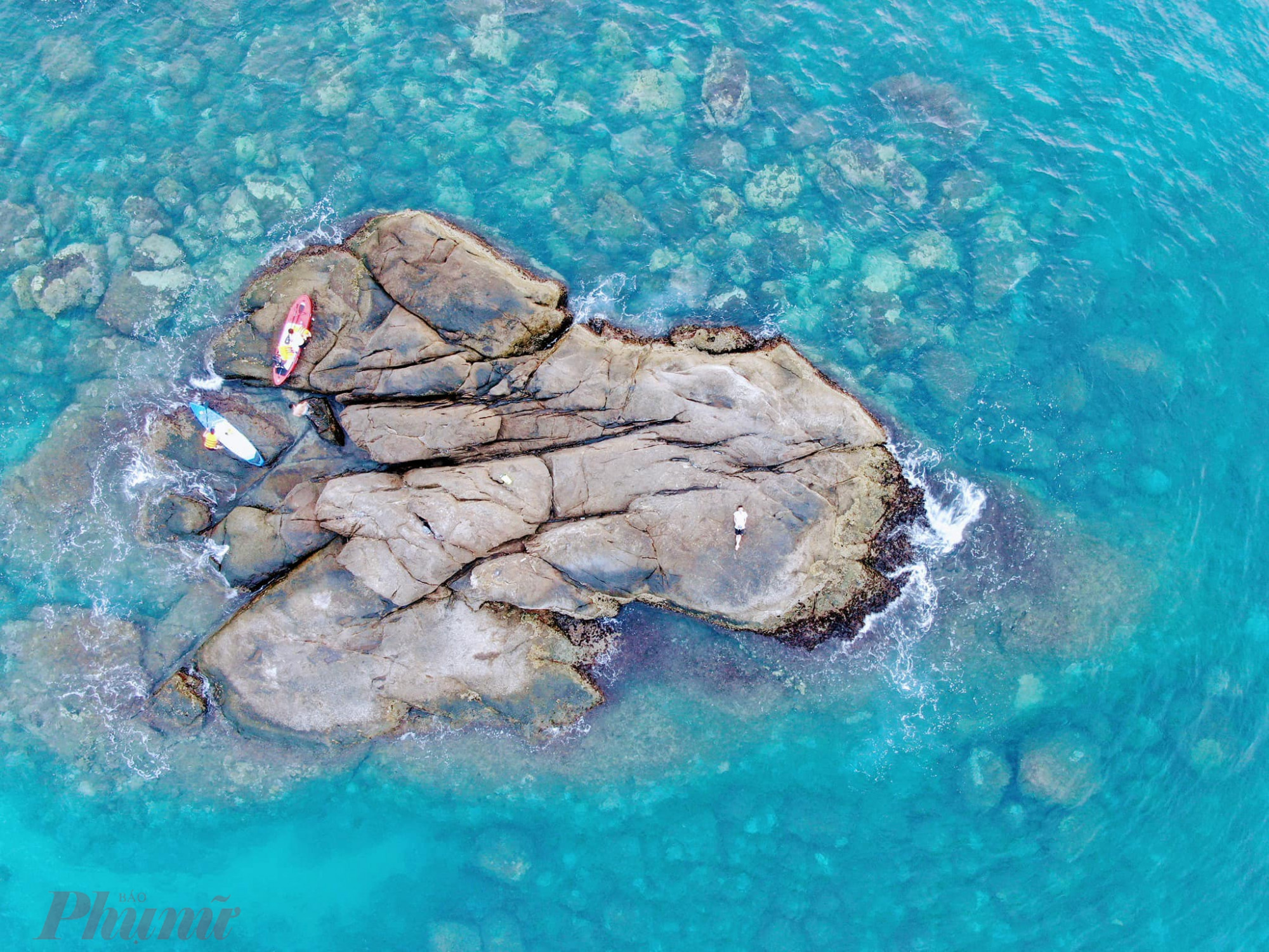 Hòn Sụp là một bãi đá ngầm nối dài từ chân của bán đảo Sơn Trà, nằm cách bờ biển Mân Thái khoảng hơn 1km với các rạn san hô rất đẹp. Với vị trí được che chở bởi bán đảo, sóng biển ở đây êm hơn và là điều kiện lý tưởng cho hoạt động bơi sup.