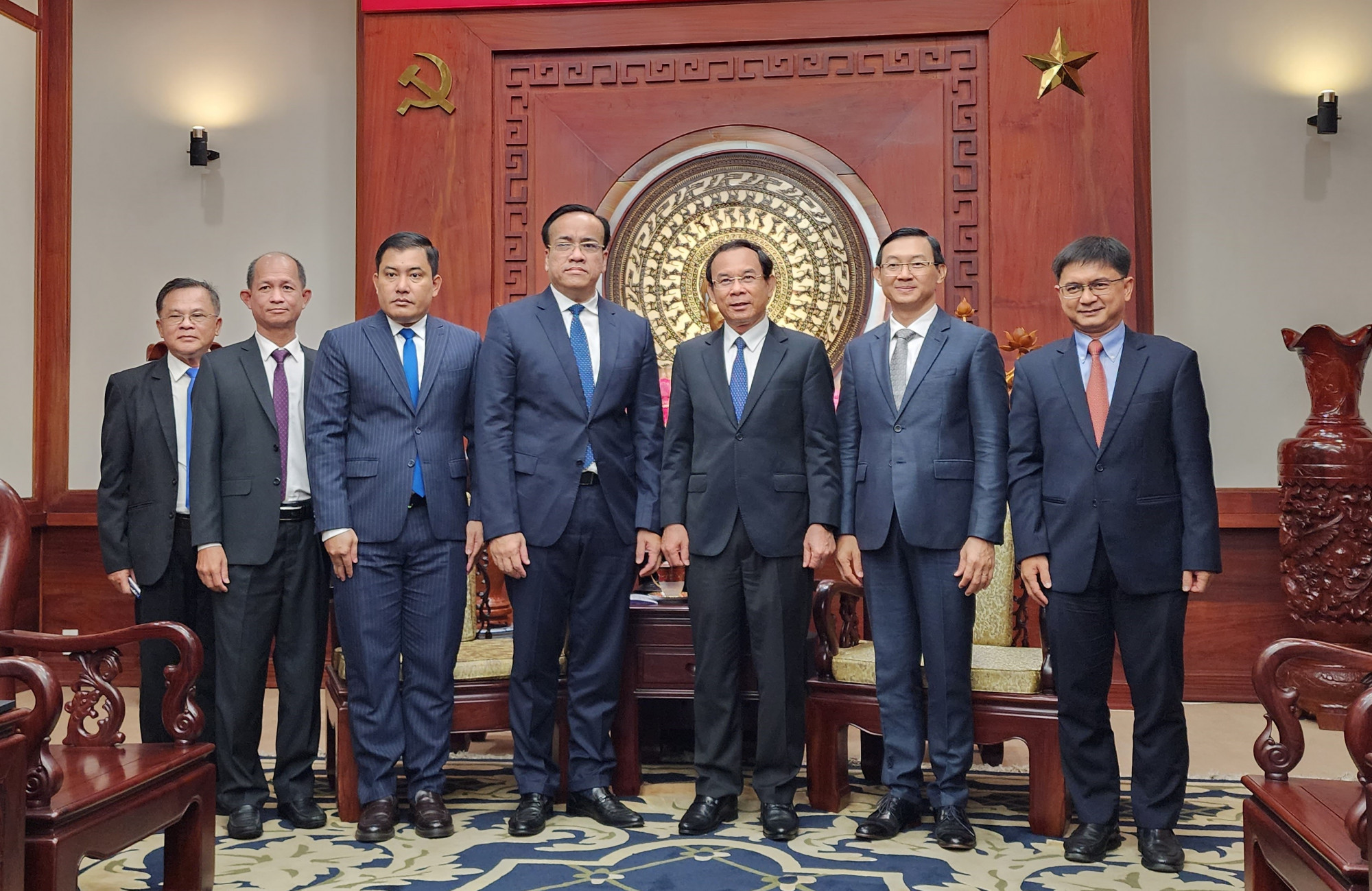 Ông Trần Phước Anh (thứ 2 từ phải sang) cùng Bí thư Thành ủy Nguyễn Văn Nên (thứ 3 từ phải sang) đón tiếp phái đoàn Tân Tổng Lãnh sự Campuchia vào tháng 5/2023