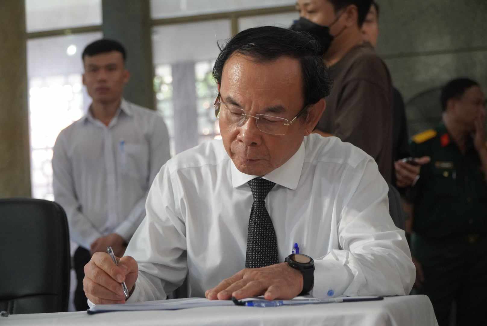 Bí thư Thành uỷ TPHCM Nguyễn Văn Nên xúc động ghi sổ tang tiễn biệt giáo sư Trần Hồng Quân