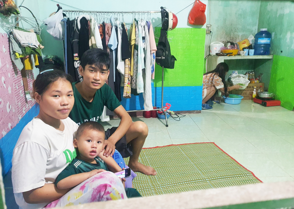 2 vợ chồng chị Hồ Thị Nuôi - anh Nguyễn Minh Tấn và con sống trong căn phòng trọ chật chội