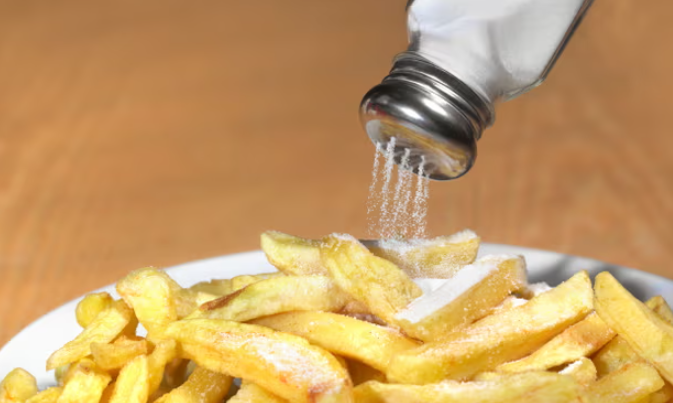 Nghiên cứu đã chỉ ra rằng việc thêm muối vào thức ăn làm tăng khả năng mắc bệnh tim mạch. Ảnh: Peter Dazeley/Getty Images