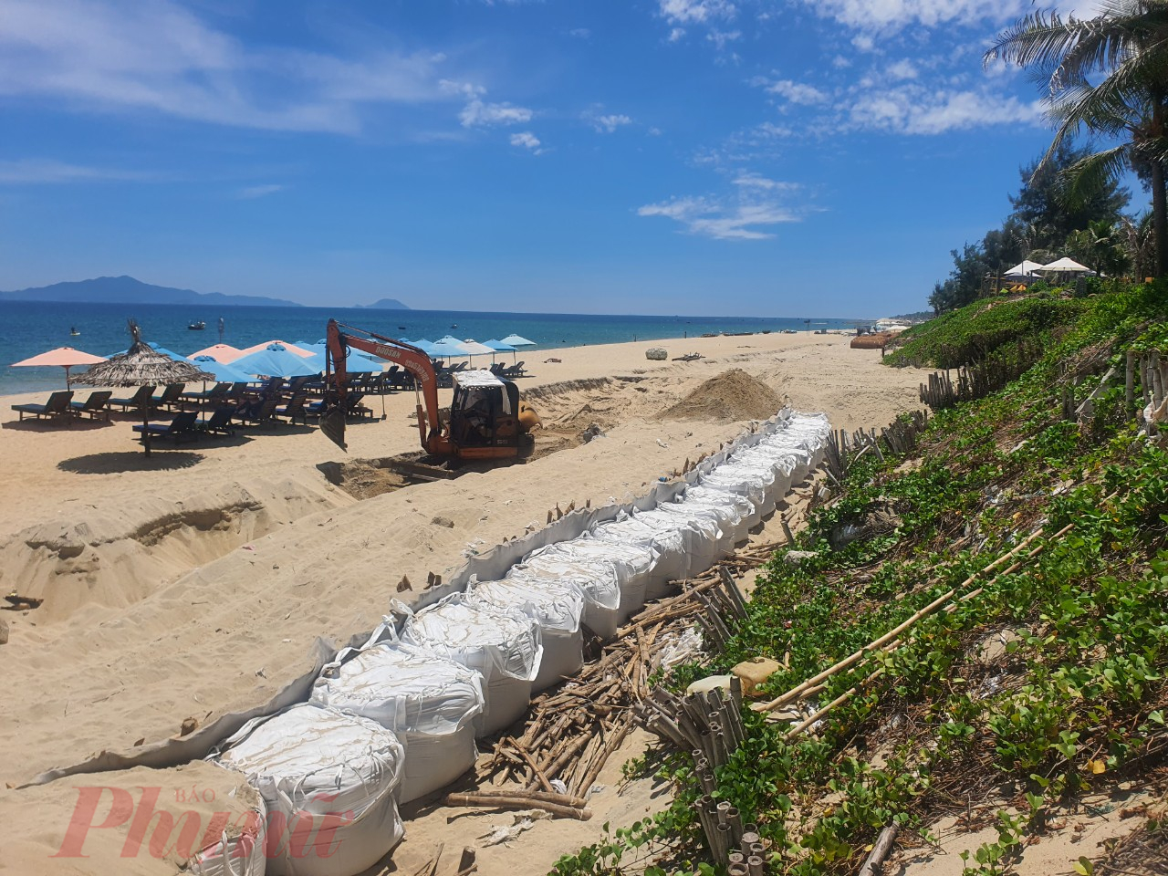 Để cứu bờ biển, mới đây tỉnh Quảng Nam đã có quyết định xây 3,4 km kè chống xói lở bờ biển Hội An từ phường Cửa Đại đến phường Cẩm An bằng nguồn tài trợ 980 tỷ đồng từ Cơ quan Phát triển Pháp.