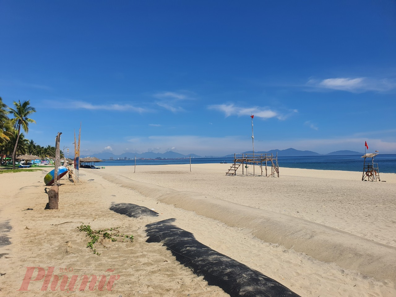 Bờ biển Hội An dài 7,5 km với nhiều bãi tắm như Cửa Đại, Thịnh Mỹ, An Bàng... Trong đó, Cửa Đại là một trong 25 bãi biển được công nhận đẹp nhất châu Á, nhưng từ năm 2000 đến nay liên tục bị xói lở.