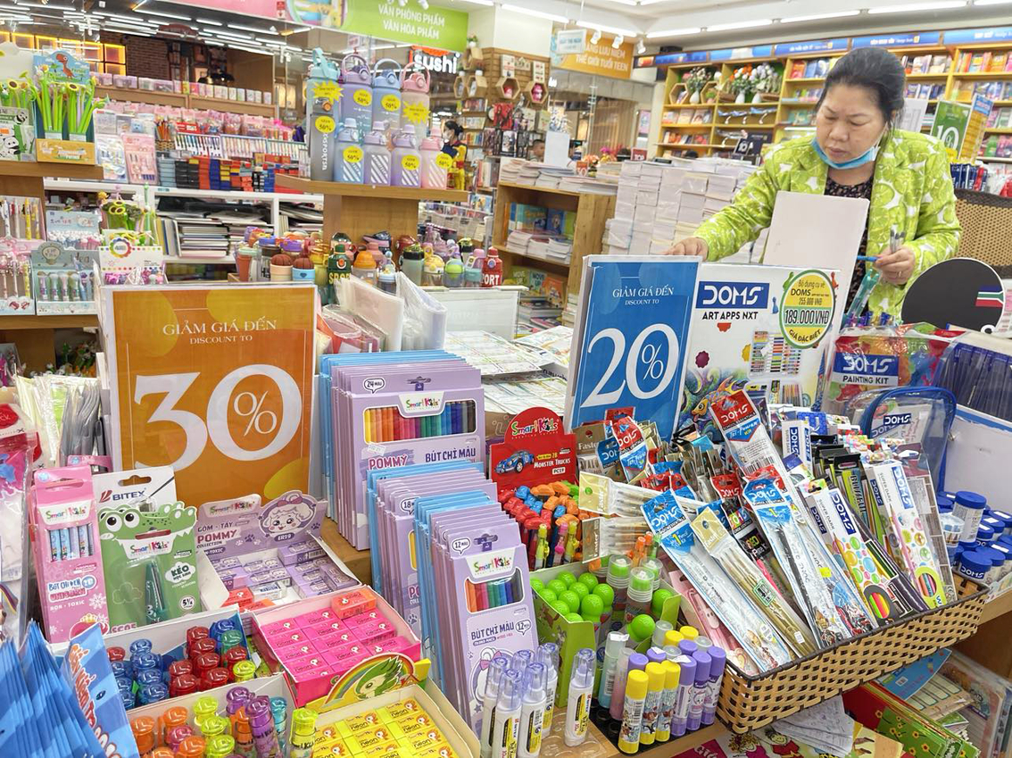 Trước mùa tựu trường, nhà sách Fahasa (quận Gò Vấp) trưng bảng giảm giá nhiều sản phẩm phục vụ học tập từ 10 - 60% (ảnh chụp ngày 22/8)
