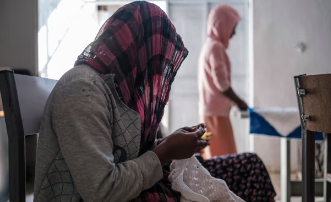 Những người sống sót sau bạo lực tình dục thực hành nghề thủ công tại một ngôi nhà an toàn ở thủ đô Mekelle của Tigray. Ảnh: Eduardo Soteras/AFP/Getty Images