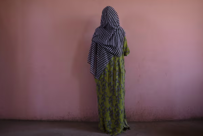 Một phụ nữ Tigrayan bị dân quân Amhara – đồng minh của quân đội Ethiopia trong cuộc nội chiến kéo dài 2 năm – hãm hiếp tập thể – che giấu danh tính trong bức ảnh chụp năm 2021. Ảnh : Nariman El-Mofty/AP