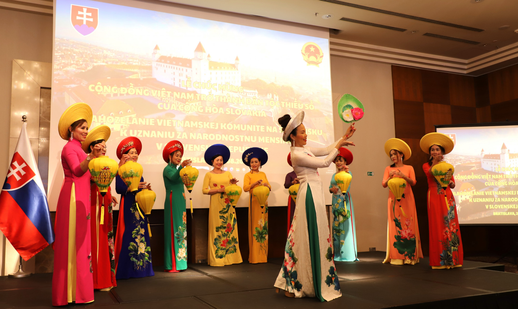 Phụ nữ Việt trong trang phục truyền thống tại Lễ Chúc mừng cộng đồng người Việt Nam tại Slovakia được công nhận là dân tộc thiểu số thứ 14 của Cộng hòa Slovakia. Ảnh: Bộ Ngoại giao