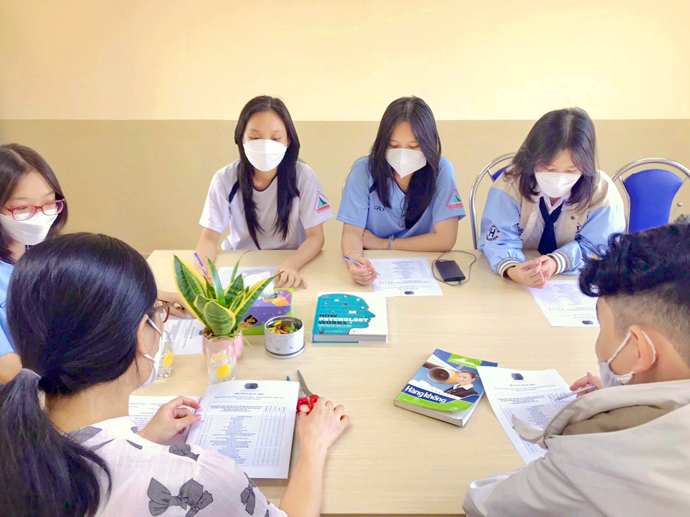 Học sinh Trường THPT Nguyễn Hữu Huân trong một buổi tư vấn tâm lý ở trường - Ảnh do nhà trường cung cấp
