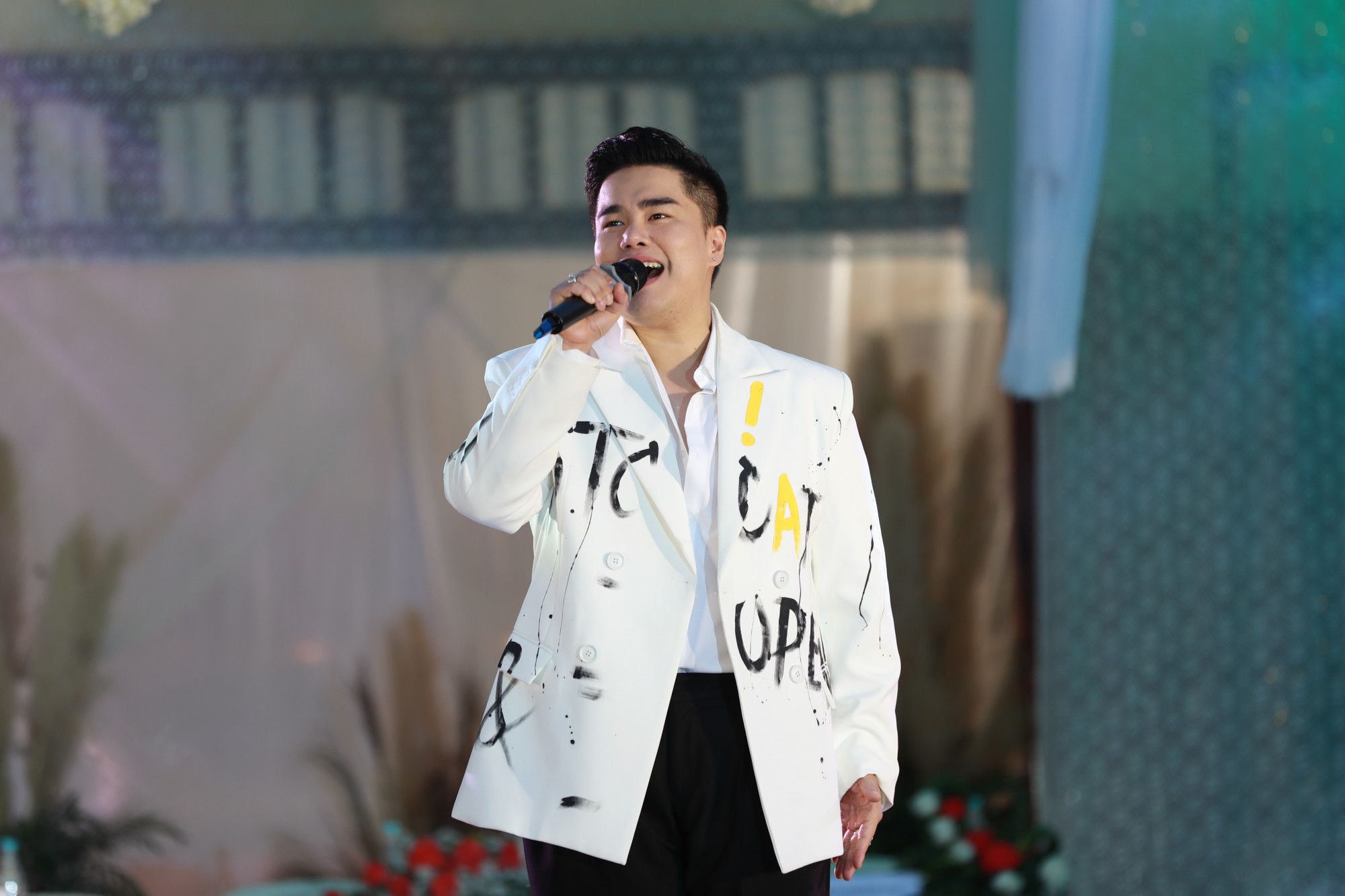 Ca sĩ Nguyễn Đình Vũ biểu diễn trong đêm nghệ thuật 