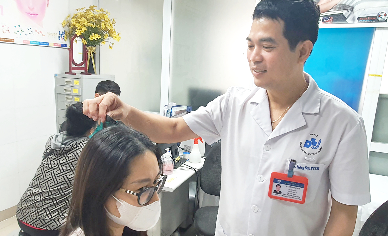 Bác sĩ Nguyễn Hồng Sơn khám và tư vấn về tóc cho một bệnh nhân nữ