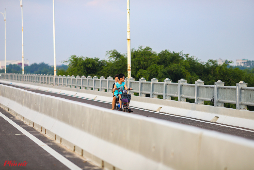 Các em nhỏ ít khi có được một không gian vắng bóng xe cộ để thoải mái đi xe, hóng mát thưởng thức không khí chiều thu Hà Nội trên cầu.