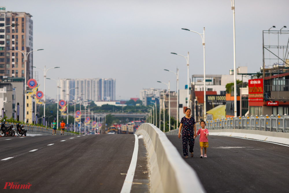 Cầu Vĩnh Tuy 2 trước ngày thông xe bất ngờ lại trở thành một điểm check in mới của người Hà Nội sống ở hai bên bờ sông Hồng.