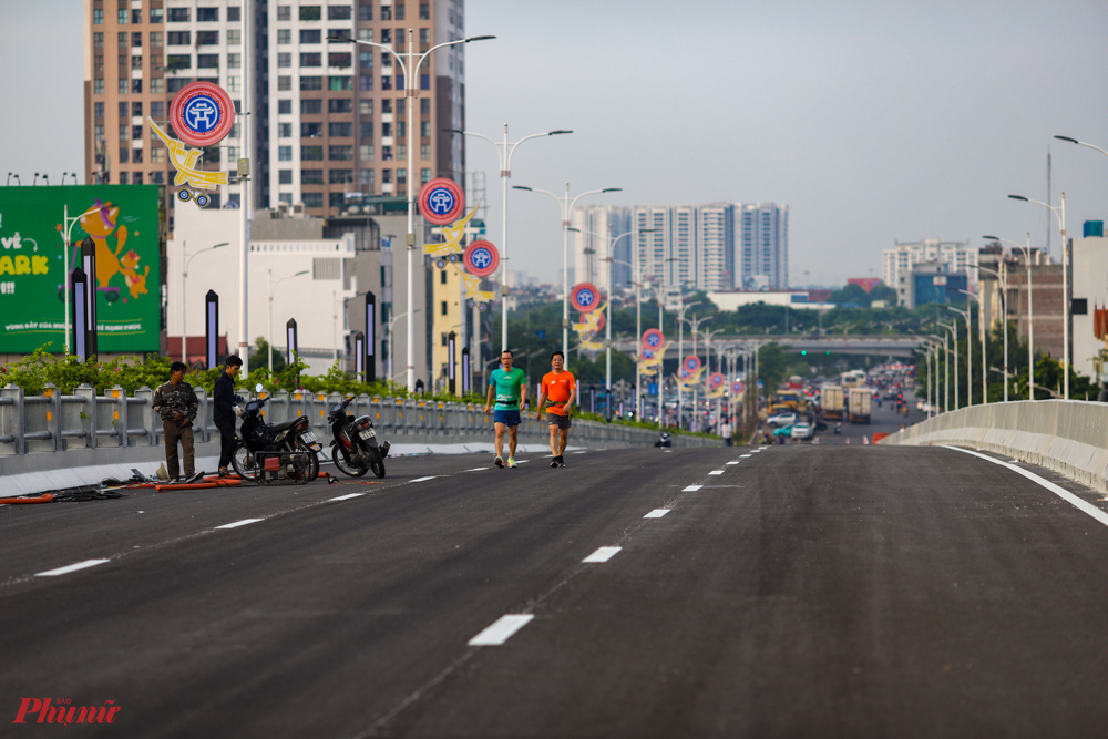 Ban Quản lý dự án đầu tư xây dựng công trình giao thông TP Hà Nội cho biết sau khi thông xe, giao thông sẽ được tổ chức một chiều theo hướng nội thành ra ngoại thành, còn cầu Vĩnh Tuy 1 theo hướng ngược lại.
