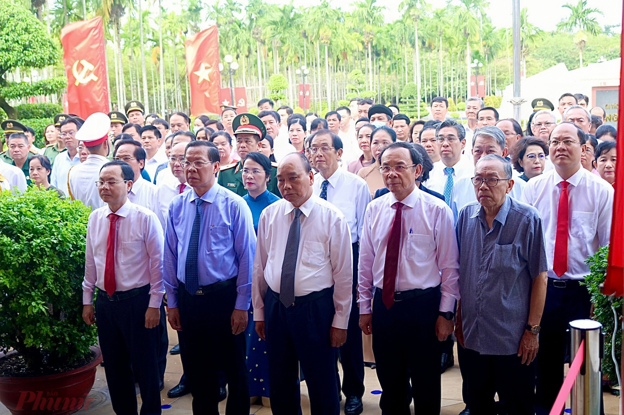 Nguyên Chủ tịch nước Nguyễn Xuân Phúc, Bí thư Thành uỷ TPHCM Nguyễn Văn Nên dâng hương, dâng hoa tại 