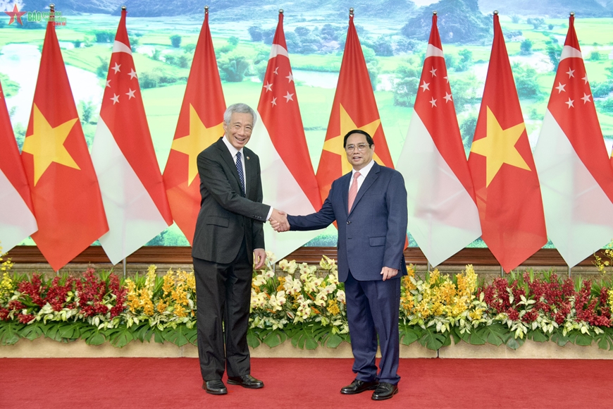 Thủ tướng Phạm Minh Chính và Thủ tướng Singapore Lý Hiển Long. Ảnh: Báo Quân đội Nhân dân