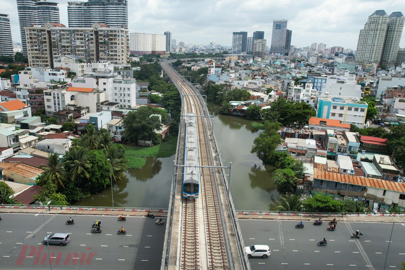 Trong đợt thử nghiệm này, Tại ga trên cao đầu tiên của tuyến ở trung tâm thành phố, tàu tiếp tục dừng lại 5 phút sau đó chạy thẳng về ga Suối Tiên