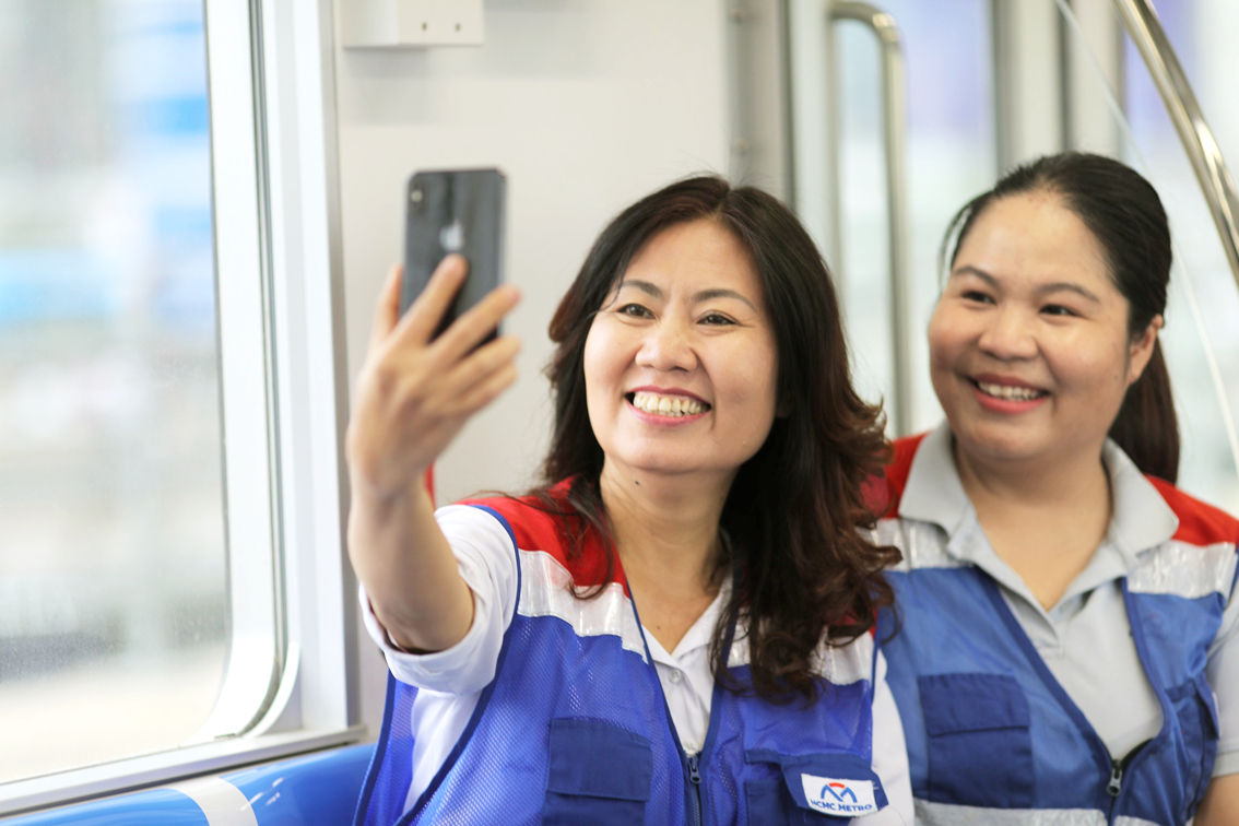 Người dân phấn khởi trải nghiệm tuyến metro đầu tiên của TPHCM - ẢNH: MINH AN