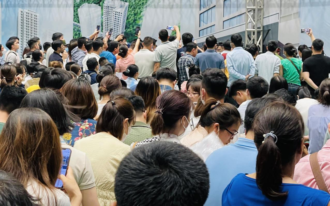 Người dân chen chúc tham gia bốc thăm nhà ở xã hội tại Hà Nội (ảnh Internet)