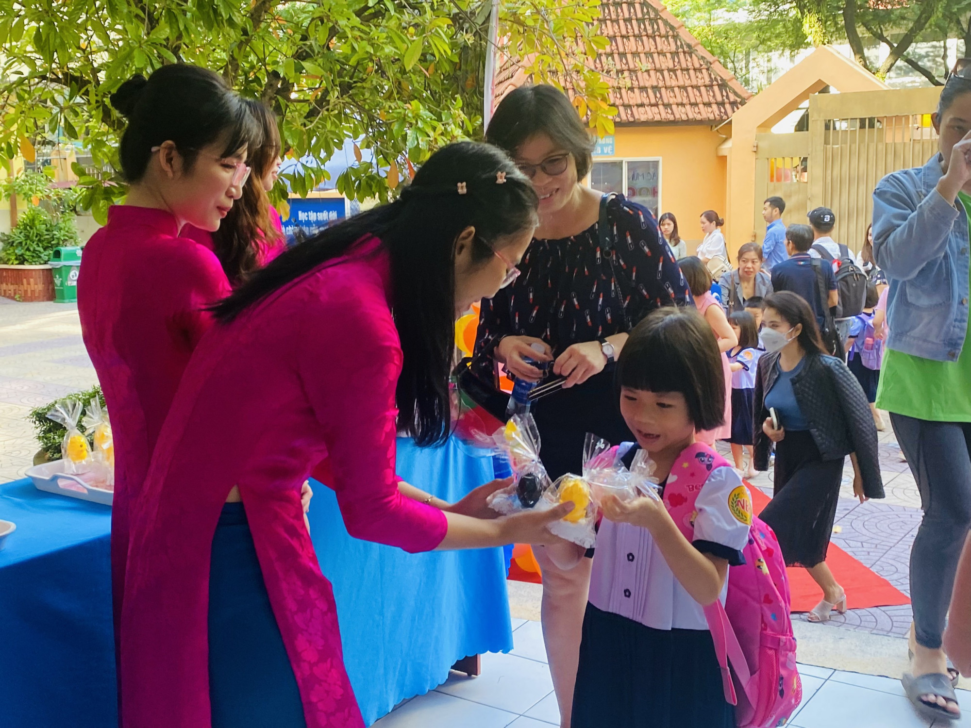 Học sinh Trường Tiểu học Nguyễn Bỉnh Khiêm (quận 1, TPHCM) ngày đầu nhập học.