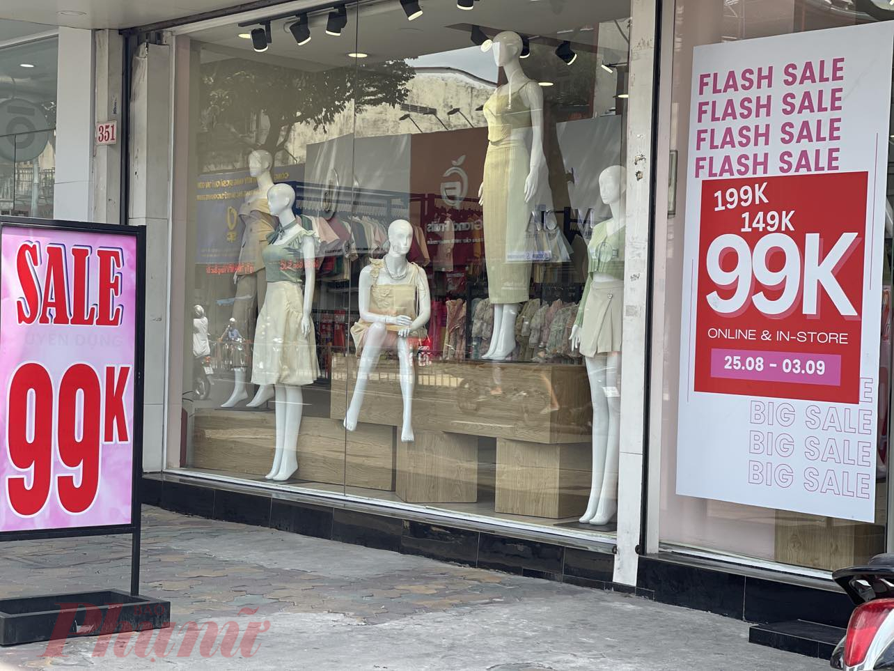 Những bảng hiệu ghi mức giá giảm sâu nhưng chưa thu hút nhiều khách ghé cửa hàng mua sắm - Ảnh: Nguyễn Cẩm