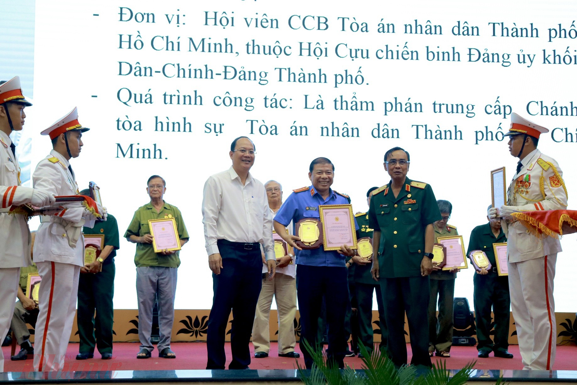 Phó Bí thư Thành uỷ TPHCM Nguyễn Hồ Hải trao biểu trưng tiêu biểu cho cựu chiến binh