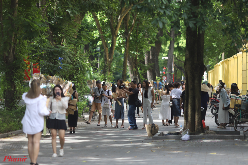 Một góc đường Hoàng Diệu đoạn giao với phố Phan Đình Phùng đông nghịt người xếp hàng chờ đến lượt chụp ảnh với những xe hoa đầy màu sắc.