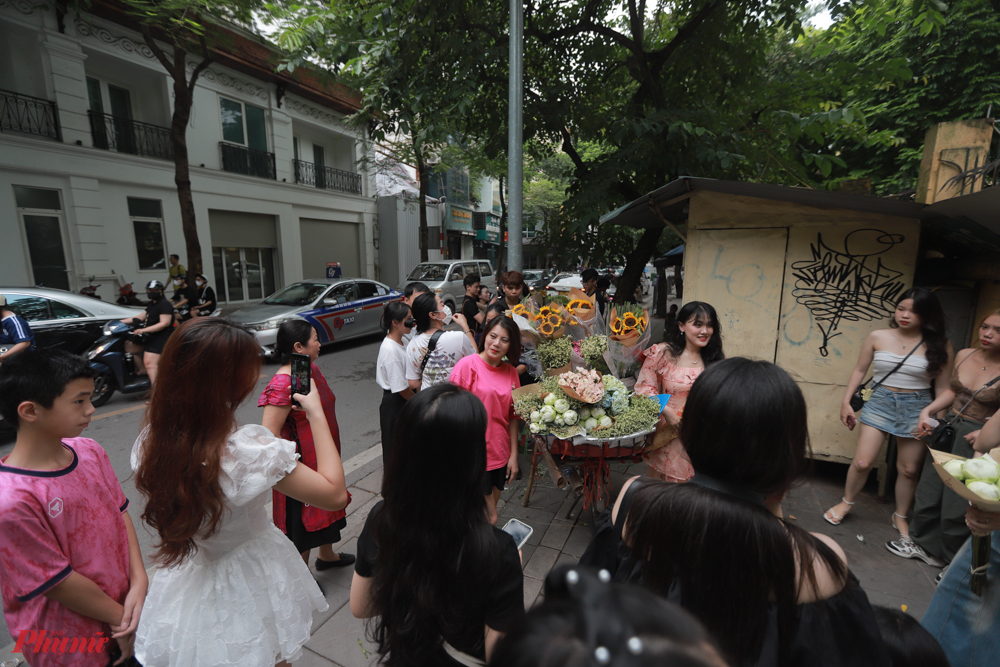 Những ngày mùa thu, các xe hoa trên phố Phan Đình Phùng, Hoàng Diệu được dịp kiếm bộn tiền từ việc bán ra hàng chục bó hoa tươi mỗi ngày.