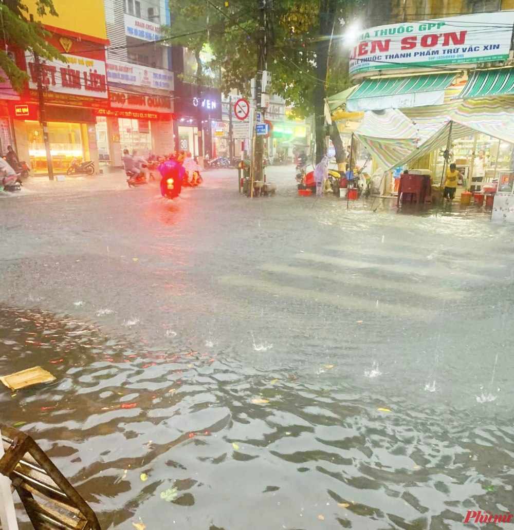 Đường Duy Tân, nước ngập tràn lên vỉa hè sau cơn mưa lớn