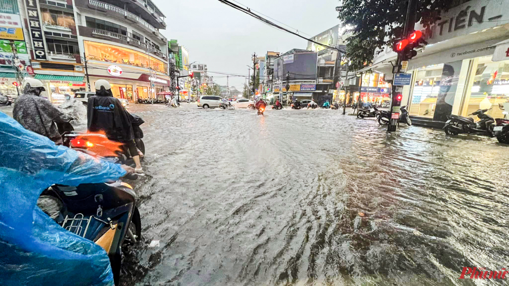 Chiều 29/8, khu vực TP.Quảng Ngãi xuất hiện cơn mưa lớn kéo dài gần ba tiếng đồng hồ, khiến nhiều tuyến phố ngập sâu...thành sông.