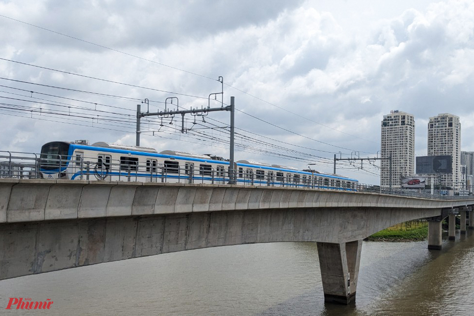 Đoàn tàu đi qua đoạn đường ray bắc qua sông Sài Gòn. Metro Bến Thành - Suối Tiên là dự án đường sắt đô thị đầu tiên ở TPHCM với tổng mức đầu tư hơn 43.700 tỷ đồng. 
