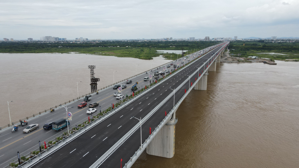 Sau khi hoàn thành giai đoạn 2, cầu Vĩnh Tuy là cây cầu có mặt cắt chiều rộng lớn nhất của thành phố Hà Nội bắc qua sông Hồng. Việc hoàn thành cầu Vĩnh Tuy giai đoạn 2 góp phần tạo điều kiện thuận lợi cho người dân lưu thông, giải quyết áp lực cho giao thông Thủ đô, từng bước hoàn thiện hạ tầng giao thông Hà Nội theo quy hoạch.