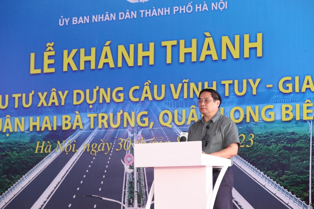 Phát biểu tại lễ thông xe sáng nay, Thủ tướng Chính phủ Phạm Minh Chính cho biết, thời gian qua, TP Hà Nội đã triển khai nhiều giải pháp đầu tư đồng bộ hệ thống kết cấu hạ tầng giao thông, theo đúng quy hoạch đến năm 2030, tầm nhìn năm 2050, trong đó, cầu Vĩnh Tuy giai đoạn 2 là một trong những dự án giao thông trọng điểm của Hà Nội.