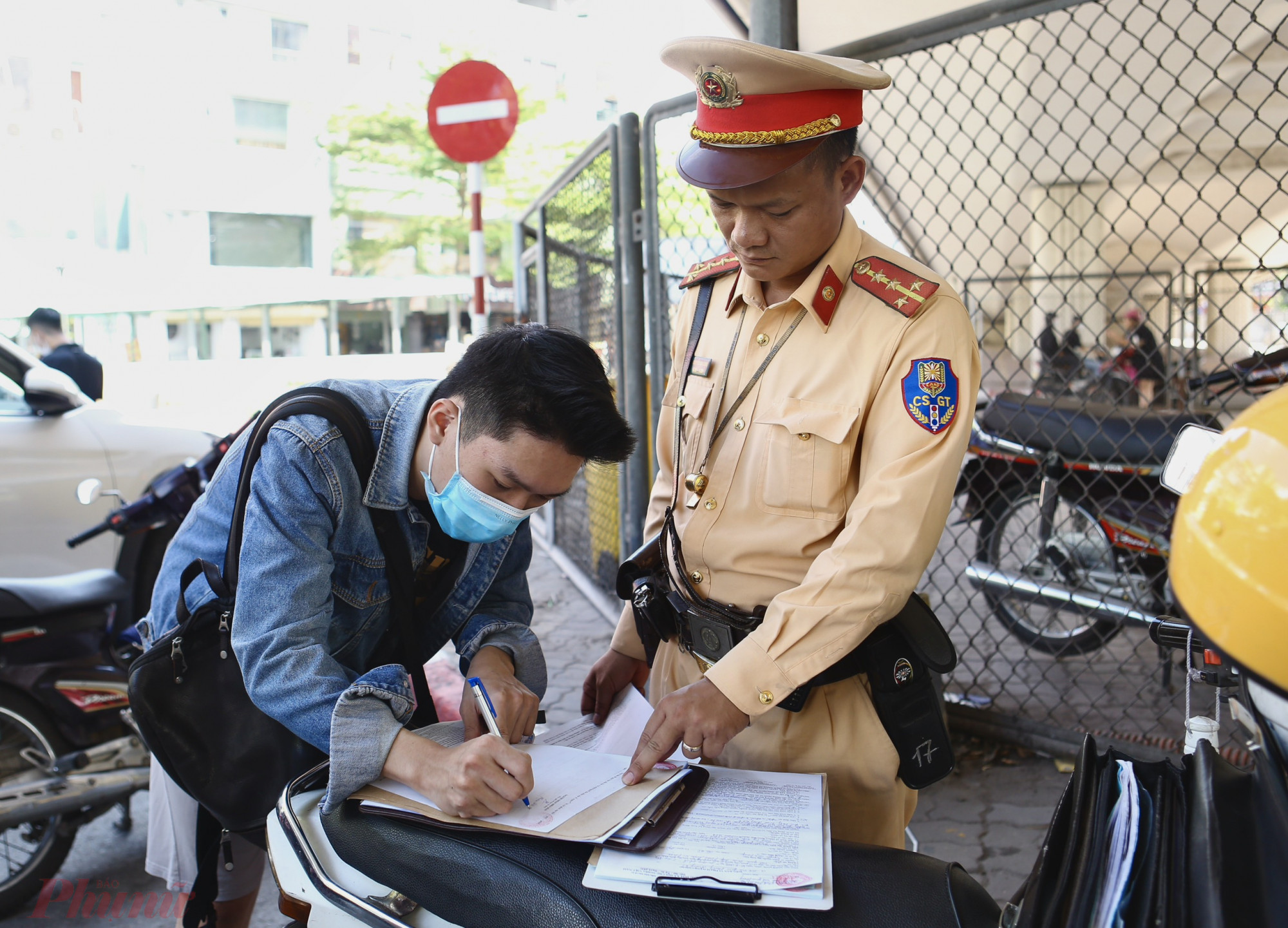 Cán bộ đội CSGT số 3, phòng CSGT TP.Hà Nội cho biết: “Trong thời gian vừa qua, thực hiện kế hoạch của Phòng CSGT Hà Nội, Đội thường xuyên tuần tra trên các tuyến đường trọng điểm xử lý trường hợp xe máy chở hàng hóa cồng kềnh gây nguy hiểm cho các phương tiện lưu thông trên đường.Mặc dù tình trạng trên có giảm, nhưng tài xế thường lợi dụng thời điểm lực lượng xử lý mỏng để vận chuyển hàng hóa. Đặc biệt, họ tìm mọi cách để né tránh việc xử phạt của lực lượng chức năng”.