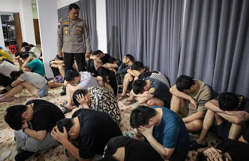 Một cuộc đột kích của cảnh sát ở thành phố Batam đã bắt giữ hàng chục công dân Trung Quốc được cho là đứng sau đường dây lừa đảo tình yêu trực tuyến. ẢNH: AFP