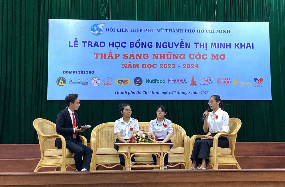 Lê Minh Tú (ngồi ngoài cùng bên phải) chia sẻ tại lễ trao học bổng sáng ngày 26/8 - Ảnh: Nutifood