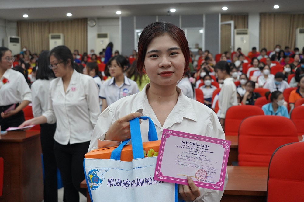 Với Đặng Lê Phương Dung, học bổng Nguyễn Thị Minh Khai là nguồn động viên quý giá giúp em thực hiện ước mơ đèn sách - Ảnh: Nutifood