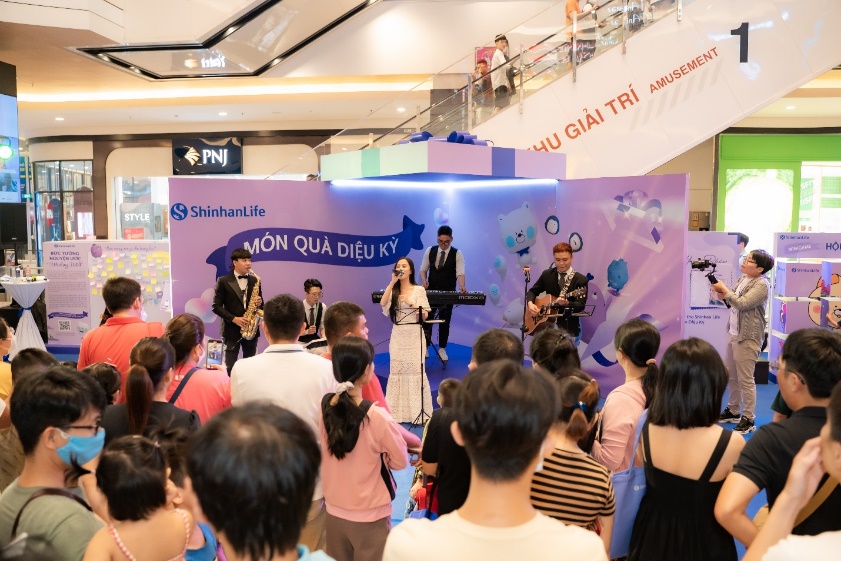 Không gian biểu diễn nghệ thuật tại sự kiện mang lại nhiều cảm xúc cho gia đình dịp cuối tuần - Ảnh: Shinhan Life Việt Nam
