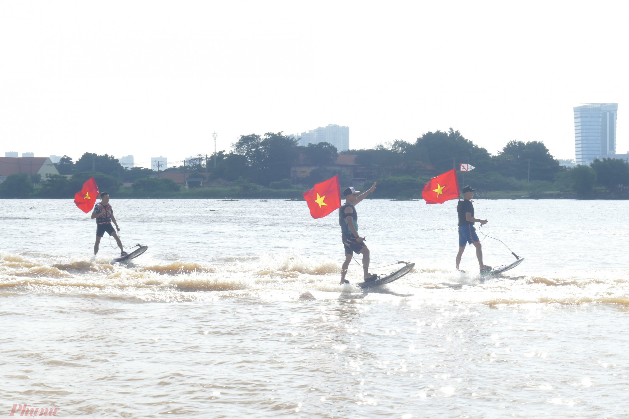 Nở rộ nhiều hoạt động vui chơi trên sông Sài Gòn.
