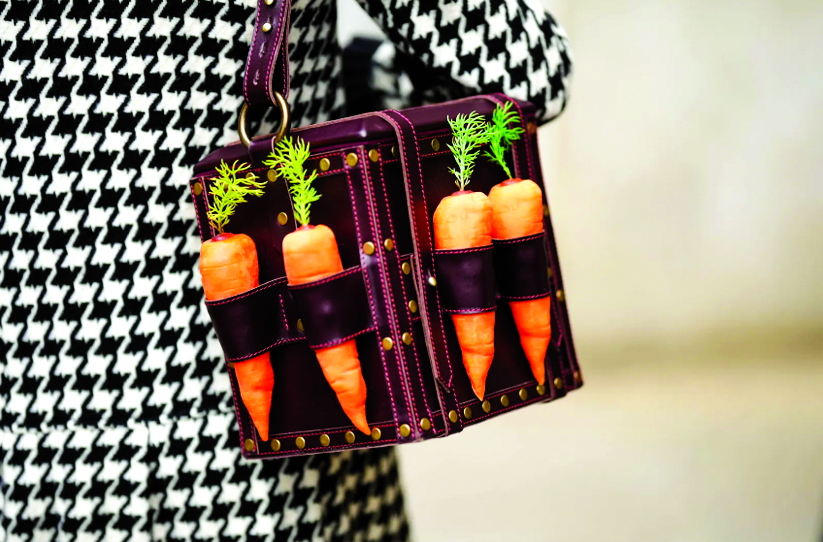 Túi xách họa tiết rau củ quả gây sốt  làng thời trang - Nguồn ảnh: Glamour