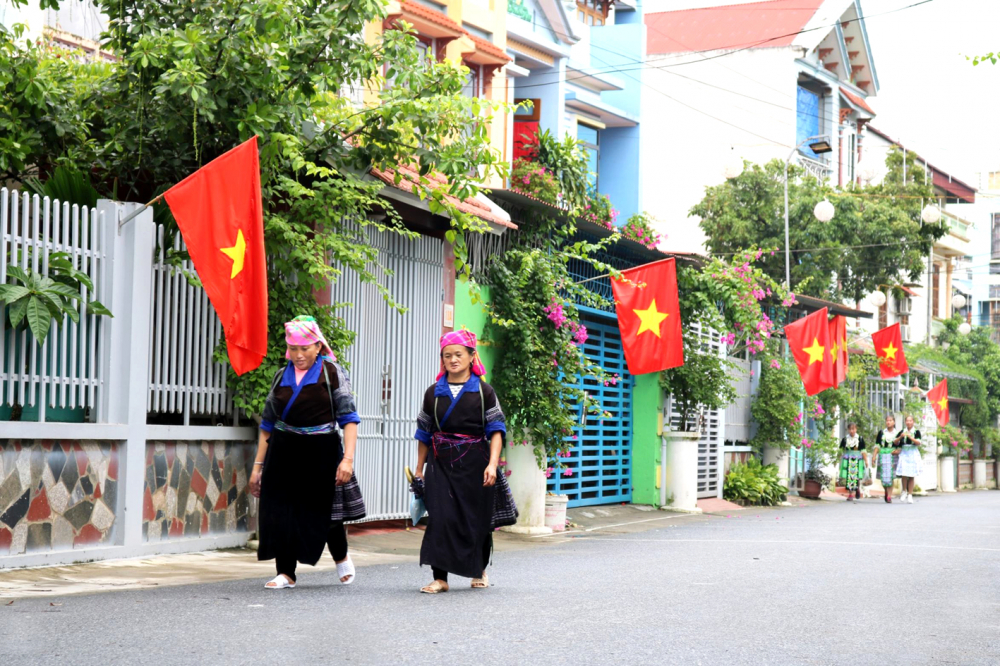 Đường phố ở thị xã Nghĩa Lộ, tỉnh Yên Bái sạch đẹp, đầy sắc cờ mỗi dịp lễ Quốc khánh 2/9 - ẢNH: LƯƠNG VIỆT