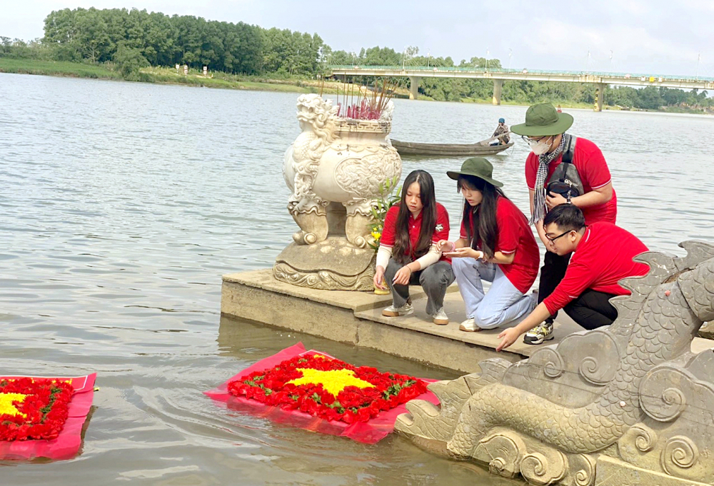 Học sinh Trường THPT Lê Quý Đôn (quận 3, TPHCM) thả vòng hoa tưởng niệm trên sông Thạch Hãn (tỉnh Quảng Trị) vào tháng 12/2022 - ẢNH: Đ.D.