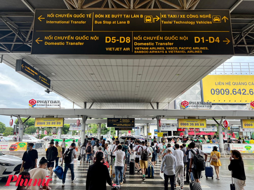 Ghi nhận của phóng viên báo Phụ Nữ TPHCM chiều 31/8, nhiều người dân đã bắt đầu đổ về Cảng hàng không quốc tế Tân Sơn Nhất để về quê, du lịch từ sớm.