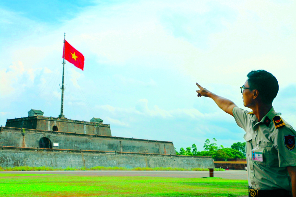 Anh Trần Thạch Cương - người làm nhiệm vụ treo cờ Tổ quốc ở kỳ đài Huế hơn 23 năm qua