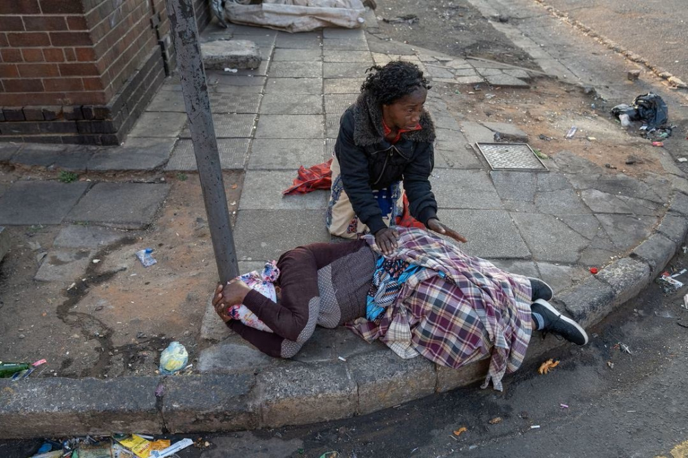 Những người phụ nữ phản ứng sau ngọn lửa chết người vào đầu giờ sáng ở Johannesburg
