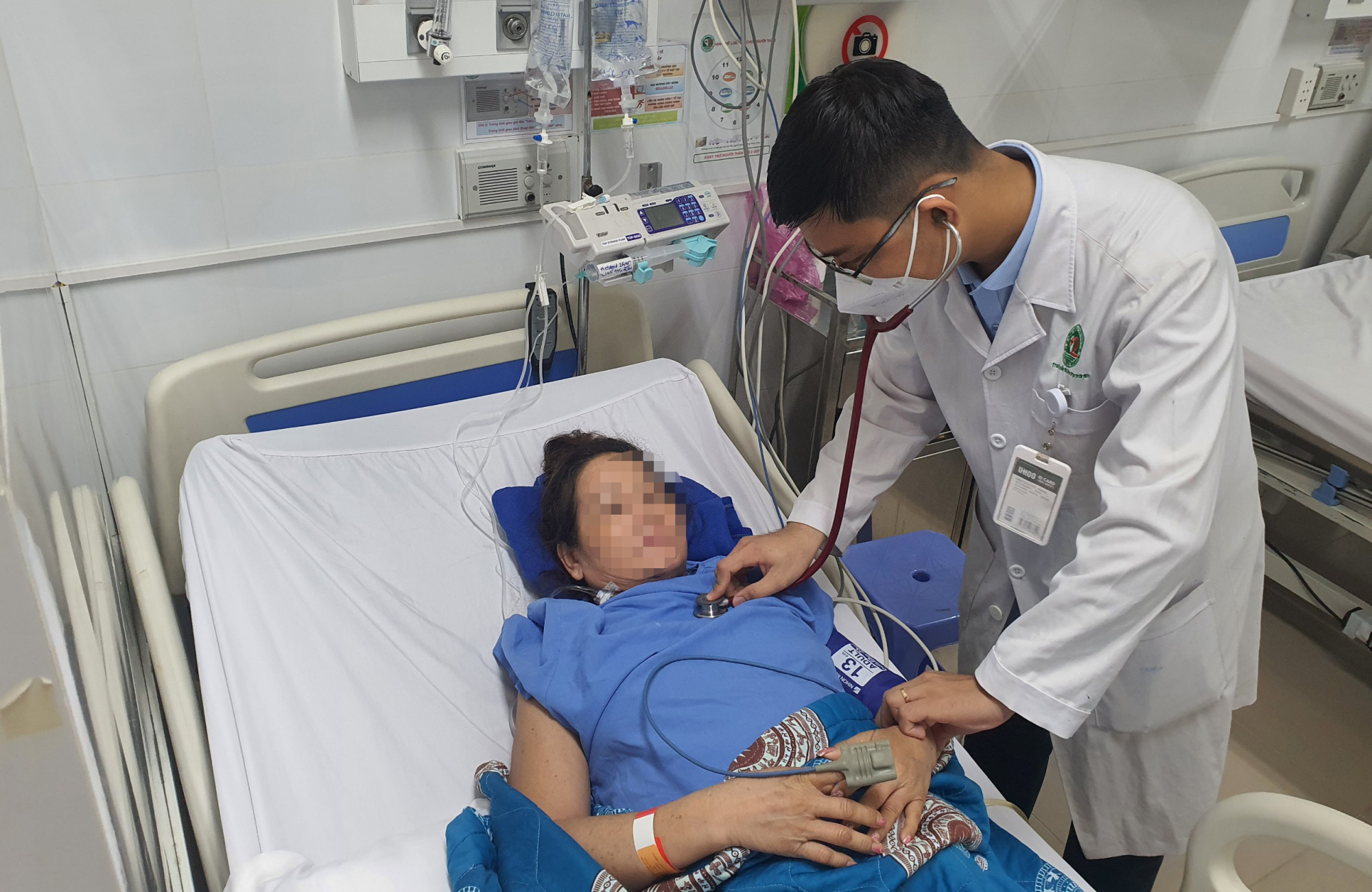 Bác sĩ Bệnh viện Lê Văn Thịnh thăm khám lại cho bà L, ảnh HL
