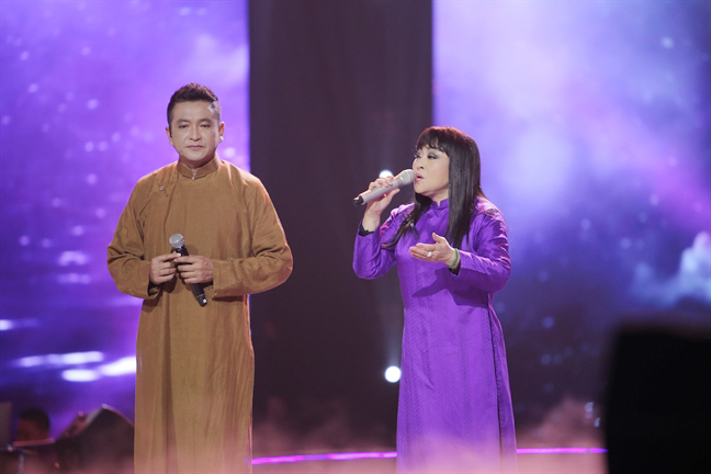 Ca sĩ Hương Lan và NSƯT Trọng Phúc trong liveshow của bà vào năm 2018