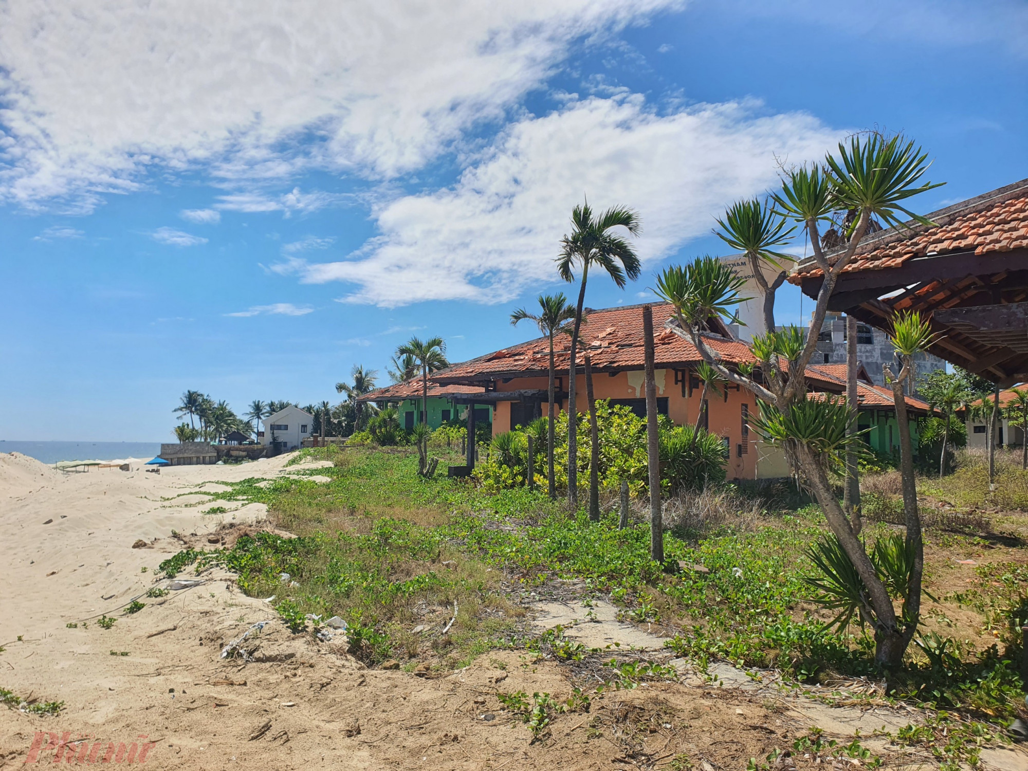 Khu nghỉ dưỡng Tropical Beach Hoi An Resort được thiết kế với tiêu chuẩn 4 sao, lấy cảm hứng từ kiến ​​trúc Indochine truyền thống. Khu nghỉ dưỡng với quy mộ 166 phòng và các biệt thự nằm trong khu vườn bên bãi biển. 