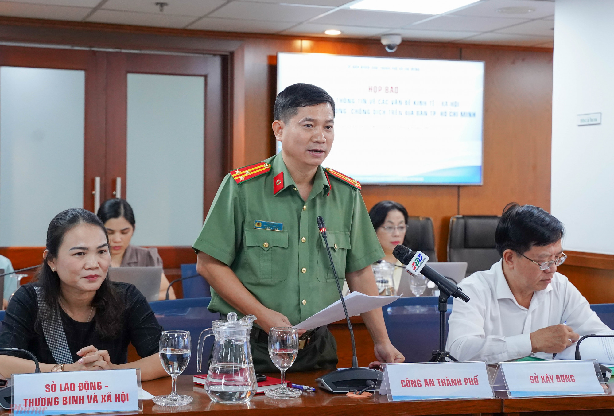 Thượng tá Lê Mạnh Hà thông tin tại buổi họp báo