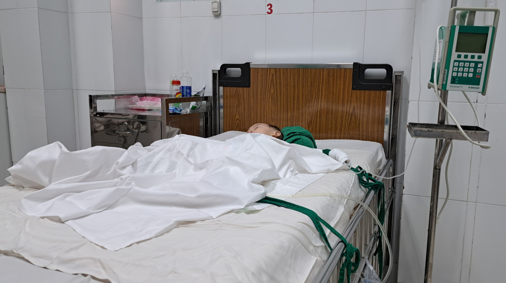 Bé 3 tuổi bị bỏng nặng, đang được điều trị tích cực tại Bệnh viện Nhi Đồng 2, ảnh BVCC