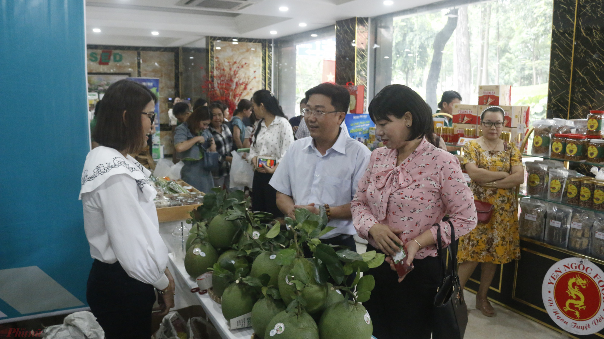 Bà Trần Thị Phương Hoa - Phó chủ tịch Hội LHPN TPHCM và ông Lê Minh Trung - Giám đốc Trung tâm Hỗ trợ và Phát triển Doanh nghiệp Thành phố tham quan và thăm hỏi chị em phụ nữ, doanh nghiệp tại các gian hàng.